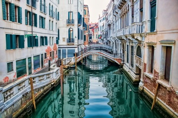 Fototapeta na wymiar venedig, italien - kanal mit kleiner brücke in der altstadt