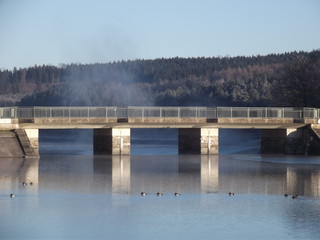 Fototapeta na wymiar Winterszenerie mit Brücke
