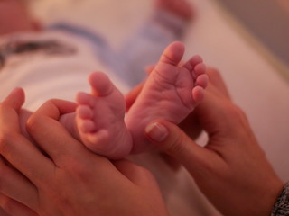 newborn baby feet - obrazy, fototapety, plakaty