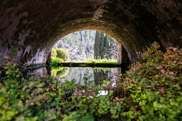 mit Wasser gefüllter Tunnel in einem Spanischen Garten