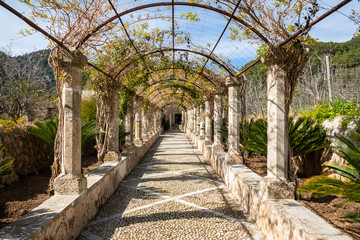 Fototapeta na wymiar schöner Laubengang mit Wasserspeier in einem Spanischen Garten