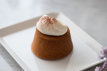 生クリームをトッピングした米粉のマフィン