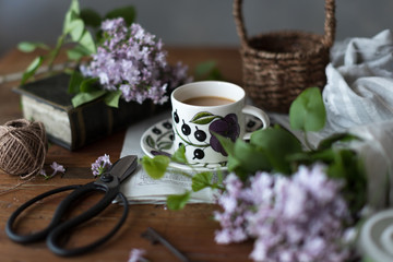 コーヒーとライラックの花