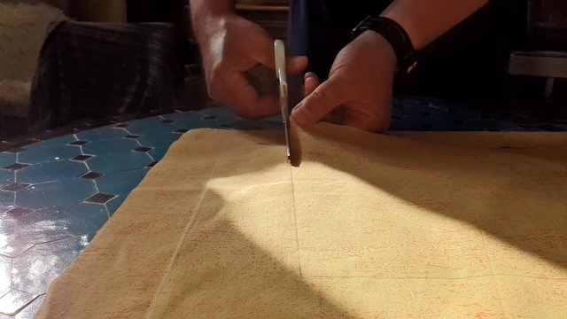 Couper du tissu avec une paire de ciseaux