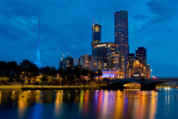 Fototapeta na wymiar Melbourne skyline down by the river night 