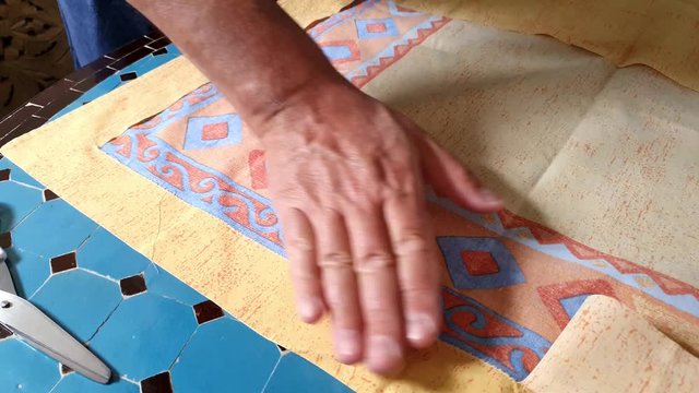 Couper du tissu avec une paire de ciseaux