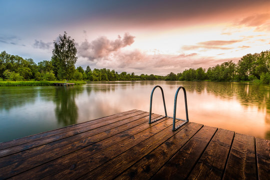 Peracher Badesee, Steg, Perach, Landkreis Alt&ouml;tting, Oberbayern, Bayern, Deutschland