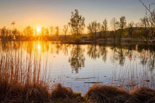 Peracher Badesee, Sonnenuntergang, Perach, Landkreis Alt&ouml;tting, Oberbayern, Bayern, Deutschland