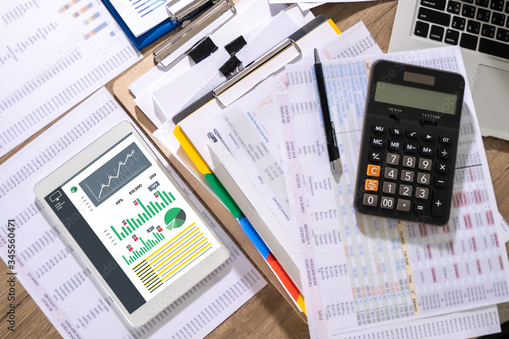 Aufkleber man usingcalculator with money stack financial report- business accounting concept accounting money 