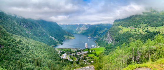 Blick auf den Geiranger-Fjord in Norwegen. Kreuzfahrtschiffe ankern im Fjord