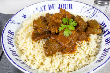 boeuf cuisiné à la tomate et riz