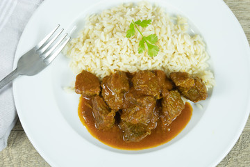 boeuf cuisiné à la tomate et riz