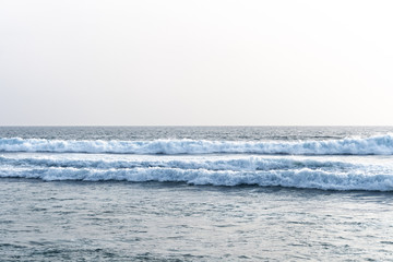 Wellen an der Küste von Sri Lanka