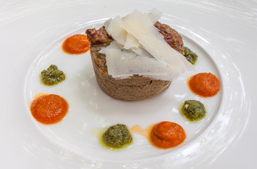 Cake salé, parmesan, tomates, épinards 