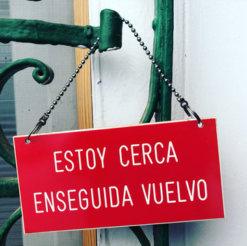 cartel rojo estoy cerca enseguida vuelvo