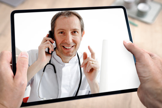Docteur médecin en téléconsultation avec tablette et main du patient à domicile