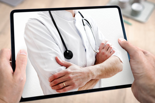 Docteur médecin en téléconsultation avec tablette et main du patient à domicile
