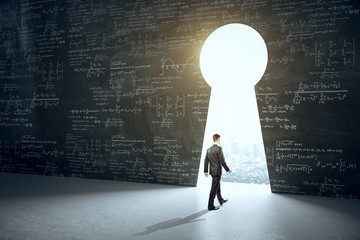 Obraz premium Businessman walking to keyhole with drawing mathematical formulas