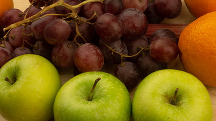 Świeże owoce na desce.