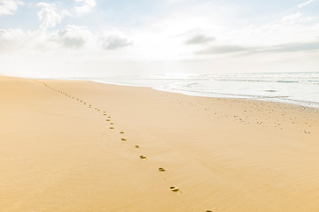 Fußspur am strand zum Horizont