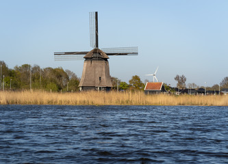 Tradycyjny, holenderski wiatrak nad kanałem wodnym, Alkmaar w Holandii Północnej. © Bozena