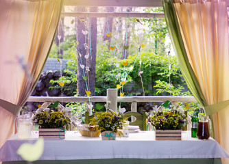 Fototapeta na wymiar Wedding table with flowers in the park.