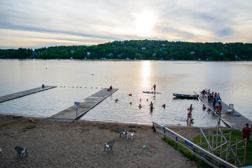 coucher de soleil ennuagé plage de lac beauport