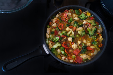 Frische Gemüsepfanne Hähnchenpfanne Thai Hühnchen, Rezeptbild, Low Carb