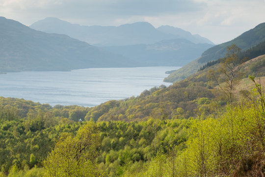 Lago Loch Lomond desde las laderas del monte Ben Lomond cerca de Rowardennan.