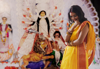 Obraz na płótnie Canvas Portrait of a beautiful Married Bengali woman , during Durga puja celebrations 