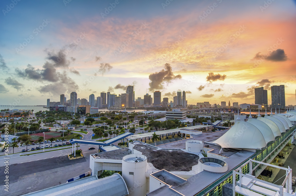 Sticker Beautiful sunset view of Cruise Ship departure from Miami