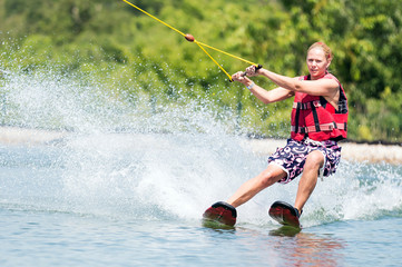 Sportliche Frau beim Wakeboarden