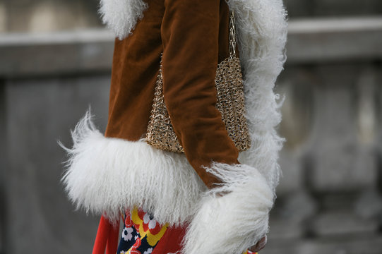 Street style accessories &ndash; Suede and faux fur coat and metallic patterned shoulder bag &ndash; StreetStyleFW2020