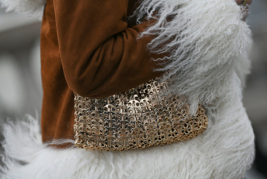 Street style accessories &ndash; Metallic golden patterned shoulder bag detail &ndash; StreetStyleFW2020