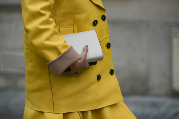 Street style accessories – White patterned leather clutch bag – StreetStyleFW2020