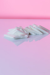 ピンク背景に置かれたレジ袋、縦撮影