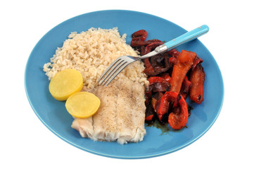 Assiette de colin avec du riz et des poivrons sur fond blanc