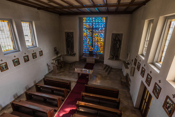 alte bunte kirche innenansicht