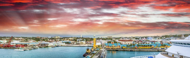 Foto op Plexiglas Nassau, Bahamas. Beautiful city view at sunset from cruise ship bridge © jovannig