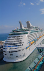 Kreuzfahrtterminal mit dem Kreuzfahrtschiff 