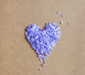Sales de baño de lavanda sobre madera