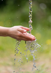 公園で水道水を使って手を洗う子供