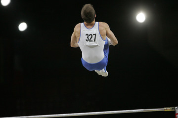 Performance de gymnaste sur agrès gymnastique