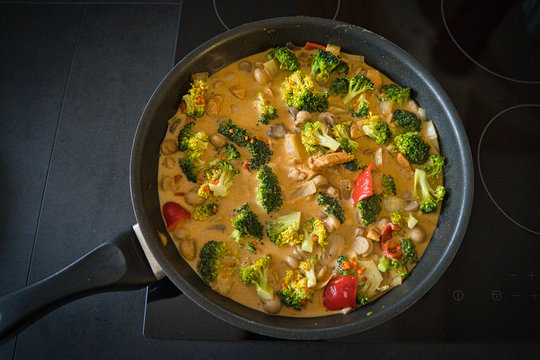 Gem&uuml;sepfanne, H&uuml;hnchenpfanne, Thai Curry mit frischem Gem&uuml;se und Fleisch in einer Pfanne mit Kurkuma und Ingwer
