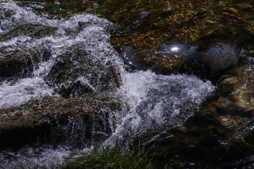 sprudelndes wasser in einem bach