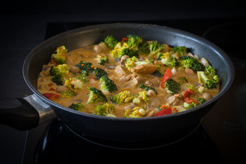 Gemüsepfanne, Hühnchenpfanne, Thai Curry mit frischem Gemüse und Fleisch in einer Pfanne mit Kurkuma und Ingwer
