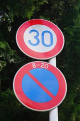 道路標識　30ｋｍ　駐車禁止