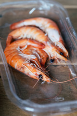 Crevettes roses enti&egrave;re fraiche dans une barquette