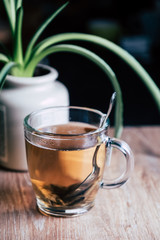 Tisane aux plantes médicinales pour la digestion dans un mug transparent