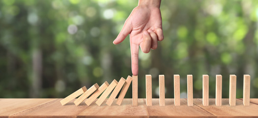 Hand and Domino effect stopped by unique